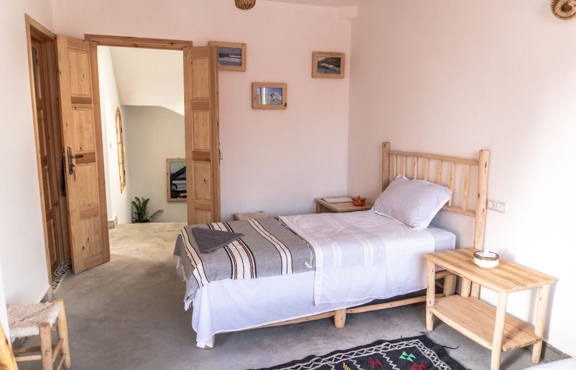Chambre Sunset Chill - Surf Camp Maroc - Retraite surf & Yoga à Taghazout Chambre Sunset Chill - Surf Camp Maroc - Retraite surf & Yoga à Taghazout
