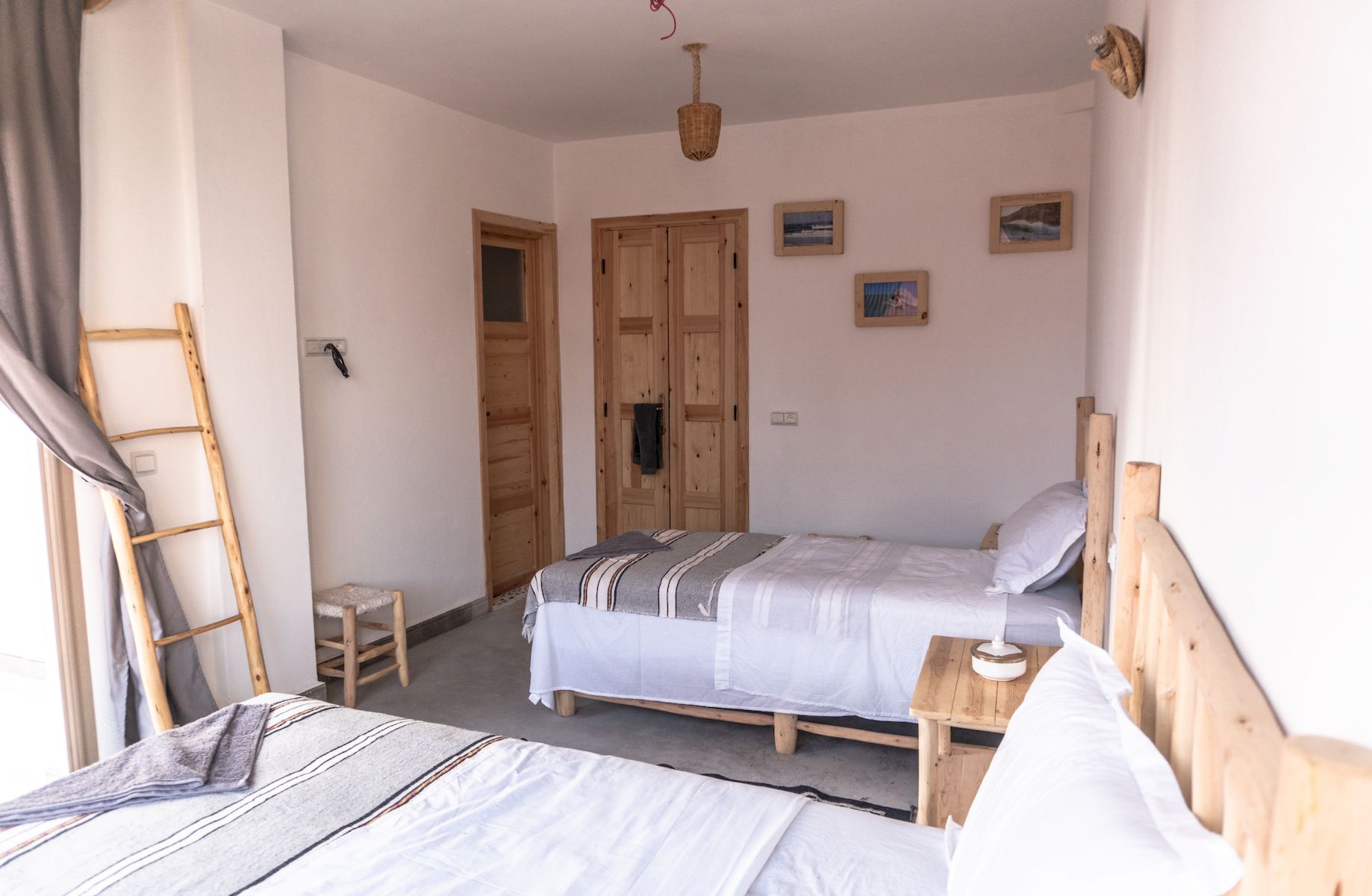 Chambre Sunset Chill - Surf Camp Maroc - Retraite surf & Yoga à Taghazout Chambre Sunset Chill - Surf Camp Maroc - Retraite surf & Yoga à Taghazout