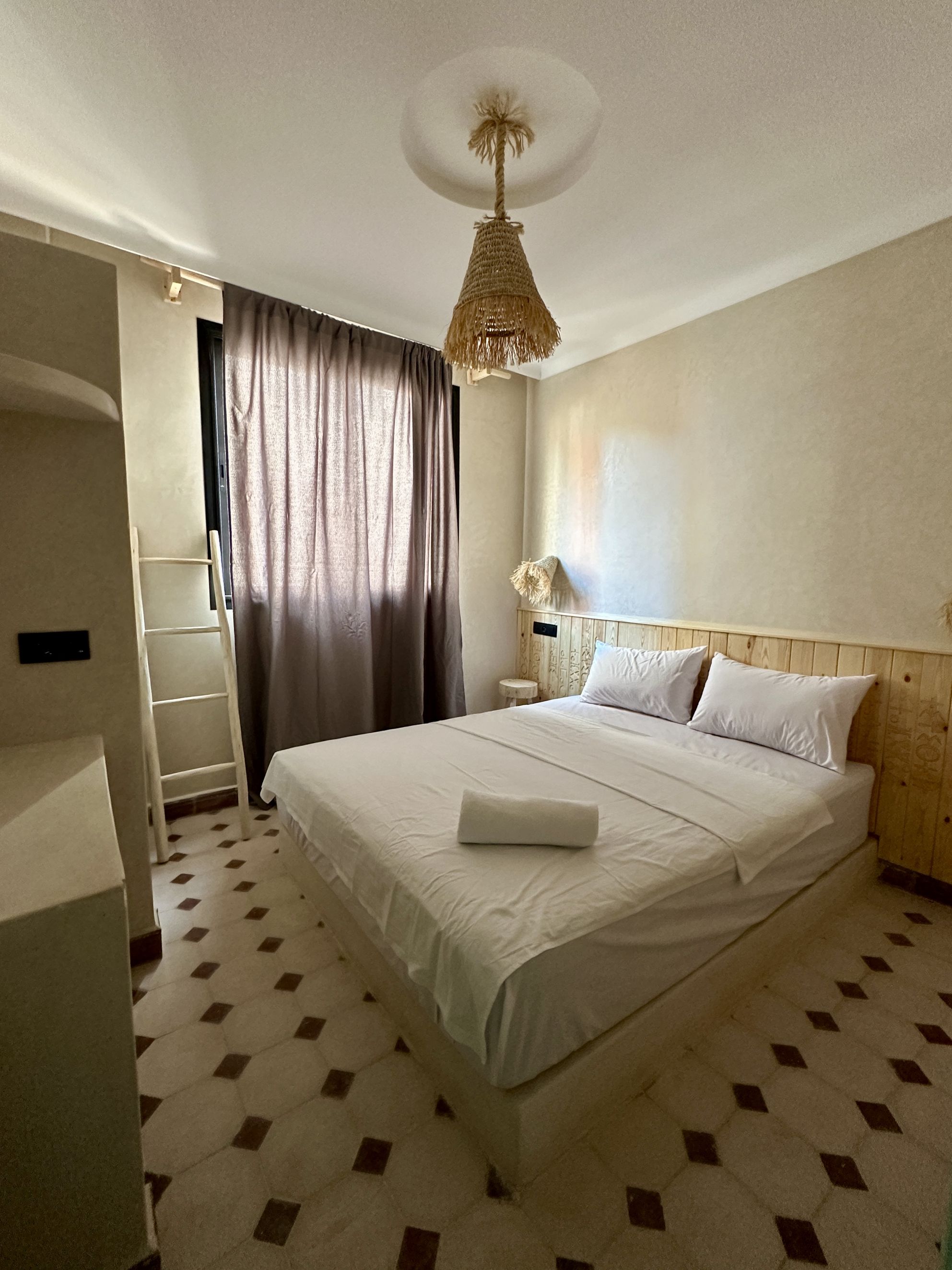 Chambre Mellow Sunrise (villa annexe) - Surf Camp Maroc - Retraite surf & Yoga à Taghazout Chambre Mellow Sunrise (villa annexe) - Surf Camp Maroc - Retraite surf & Yoga à Taghazout
