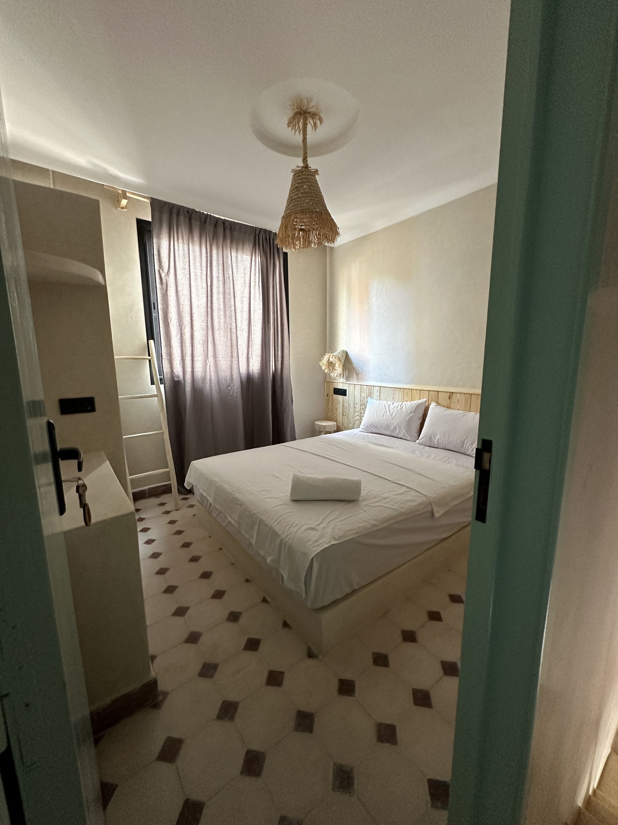 Chambre Mellow Sunrise (villa annexe) - Surf Camp Maroc - Retraite surf & Yoga à Taghazout Chambre Mellow Sunrise (villa annexe) - Surf Camp Maroc - Retraite surf & Yoga à Taghazout