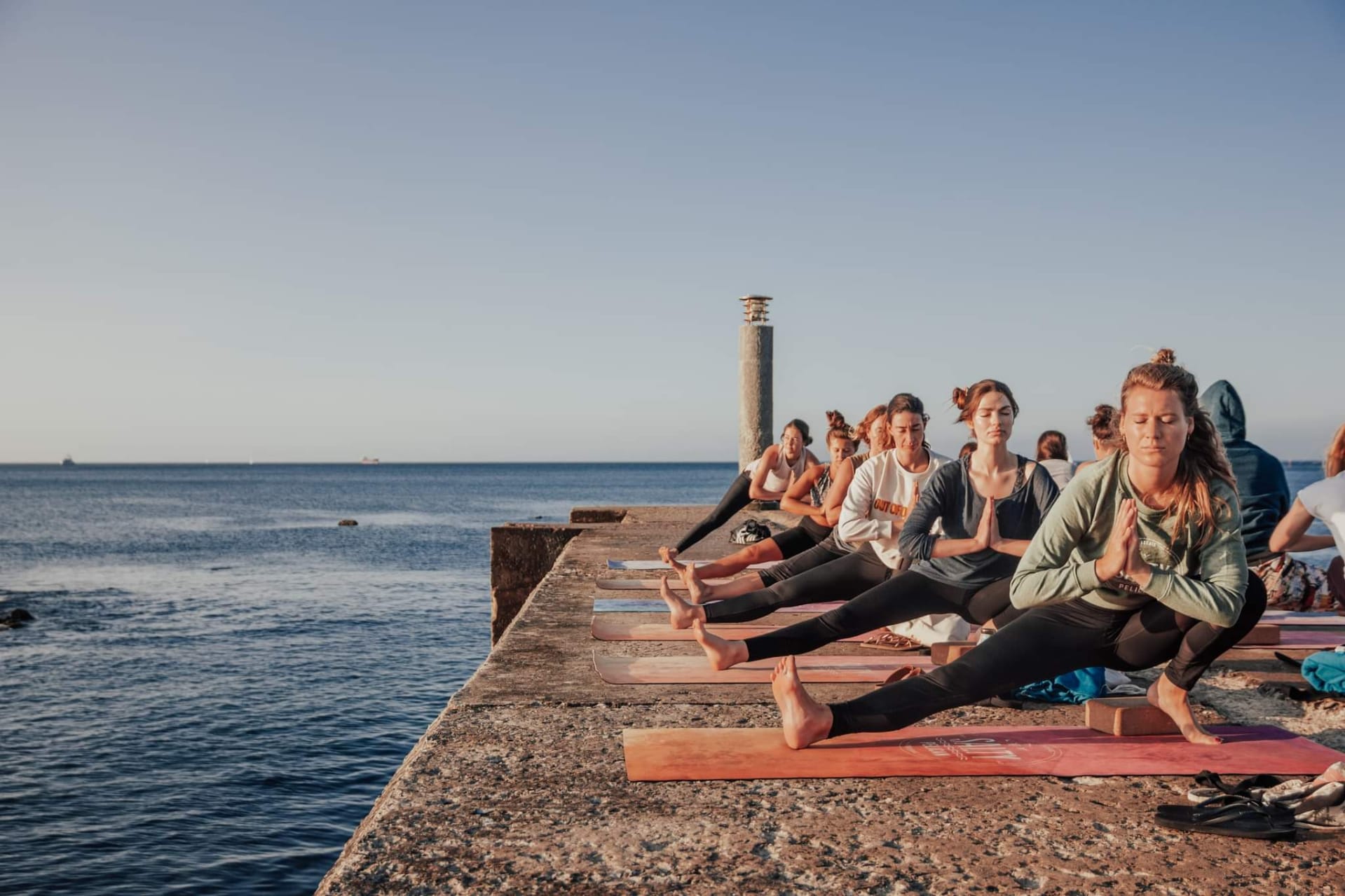 séance de yoga au Surf Camp de Cascais - Retraite surf yoga Portugal