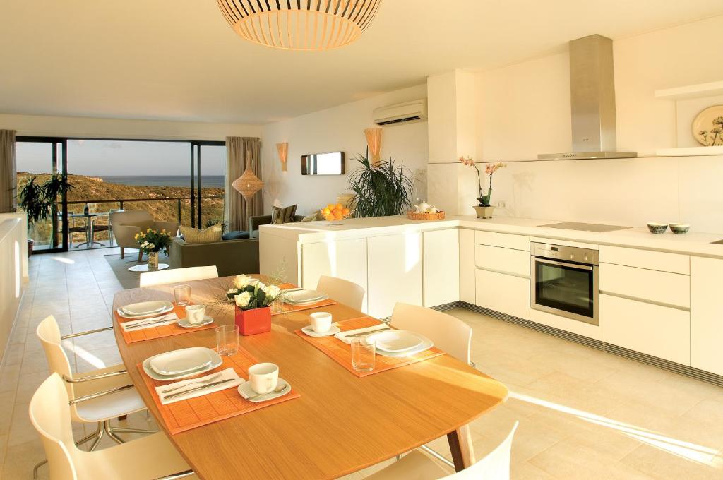 Grand Deluxe Bay House - 2 bedrooms - Hôtel familial avec surf et windsurf en Algarve 