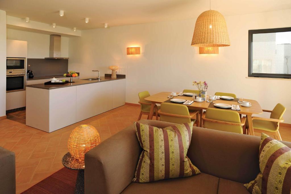 Grand Deluxe Ocean House Sea View - 2 bedrooms - Hôtel familial avec surf et windsurf en Algarve 