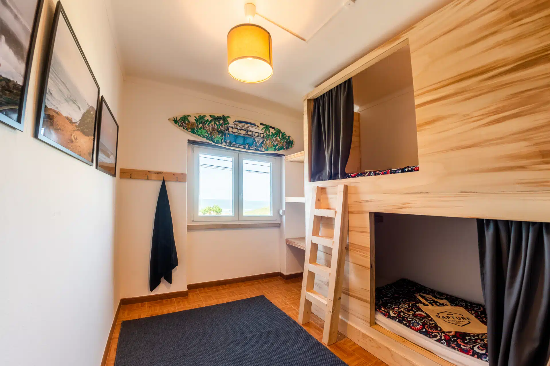 Dortoir mixte et à partager - Vue mer - Surf camp et surf guiding à Ericeira