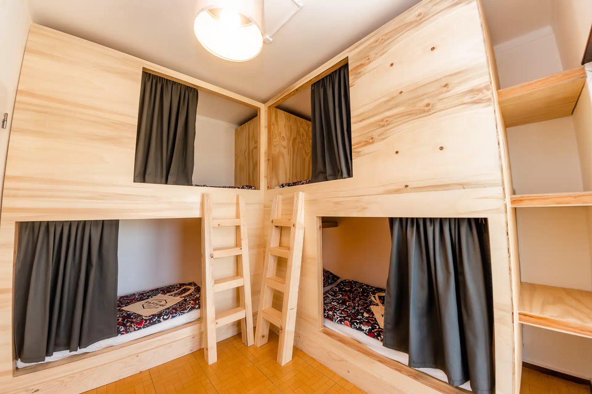 Dortoir mixte et à partager - Vue mer - Surf camp et surf guiding à Ericeira