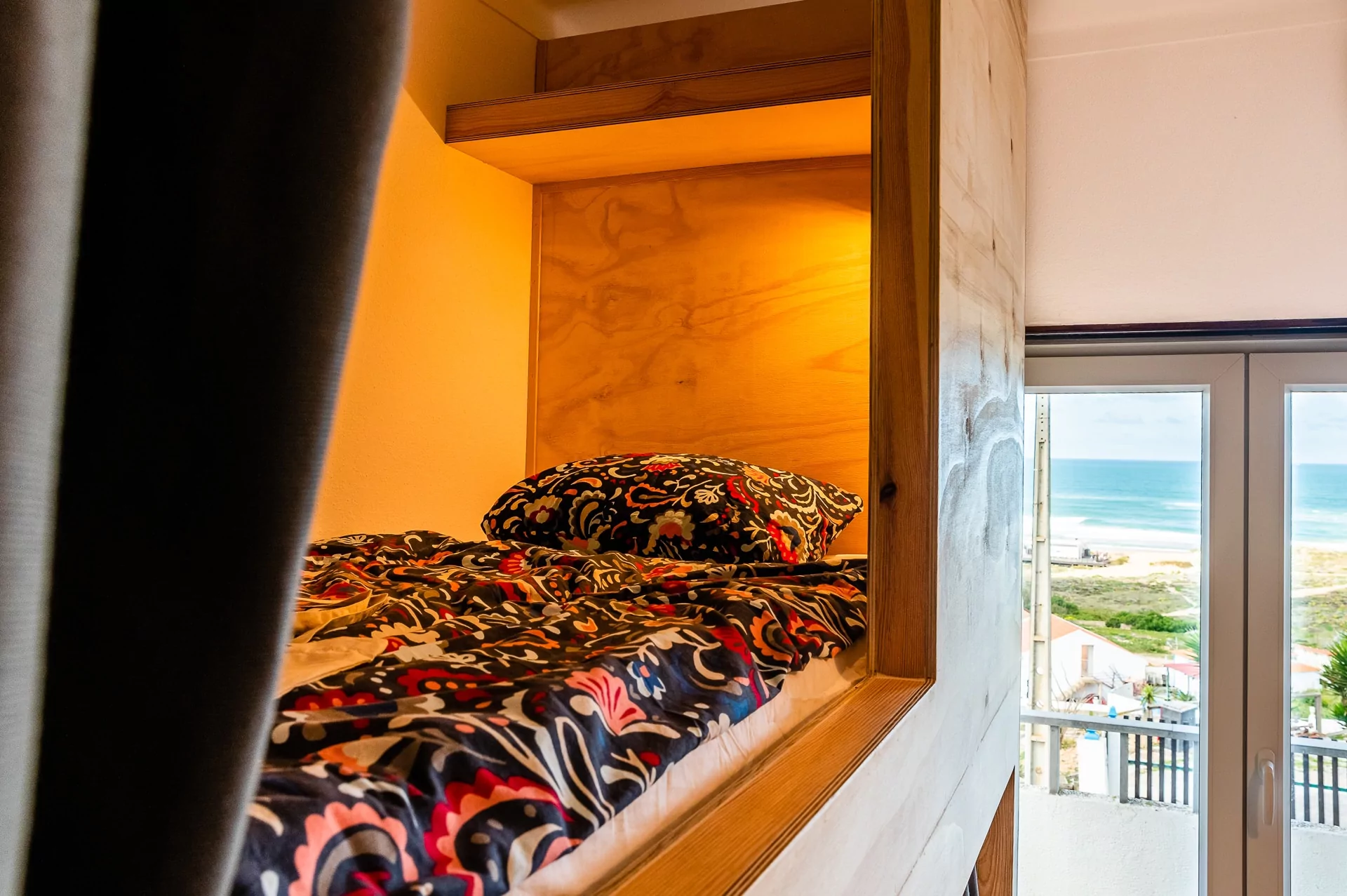 Dortoir mixte et à partager - Vue mer - Surf camp et surf guiding à Ericeira