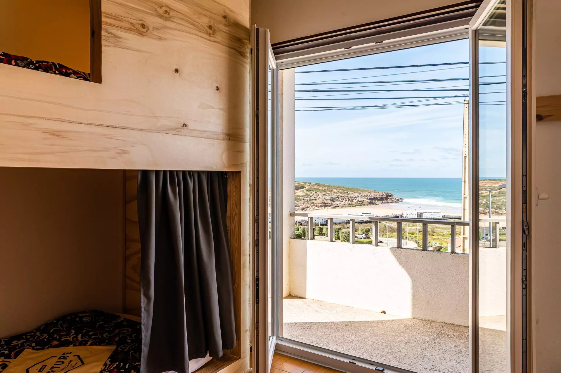 Dortoir mixte et à partager - Vue mer - Surf camp et surf guiding à Ericeira