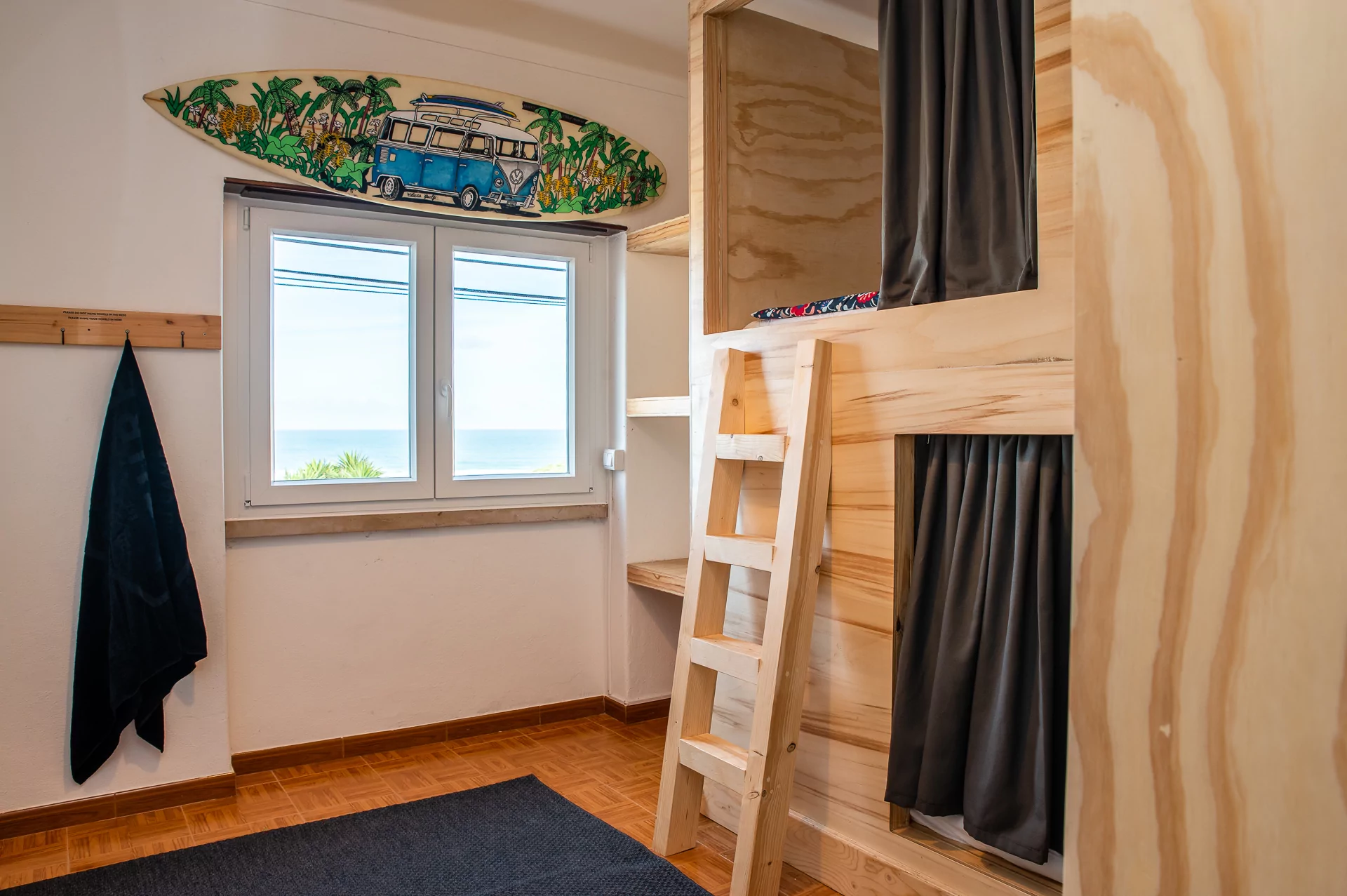 Dortoir mixte et à partager - Vue mer - Surf camp et surf guiding à Ericeira